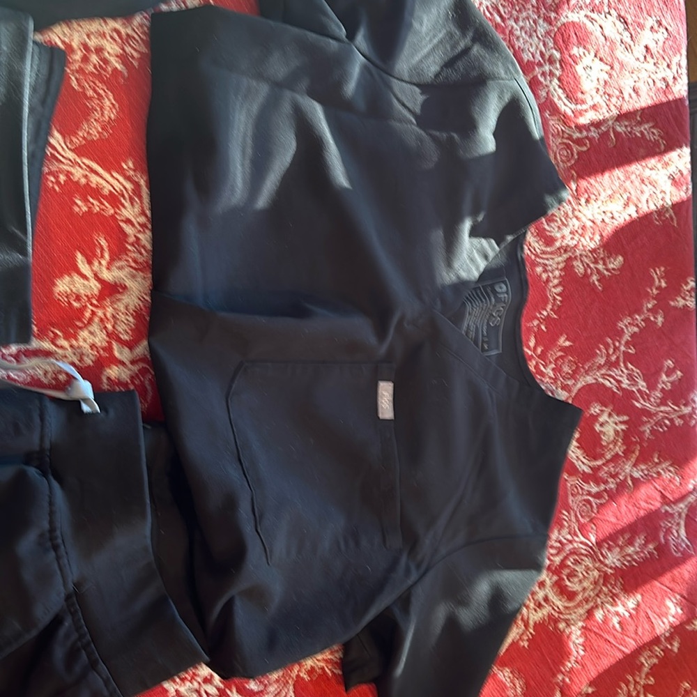 Figs size medium black scrub set.